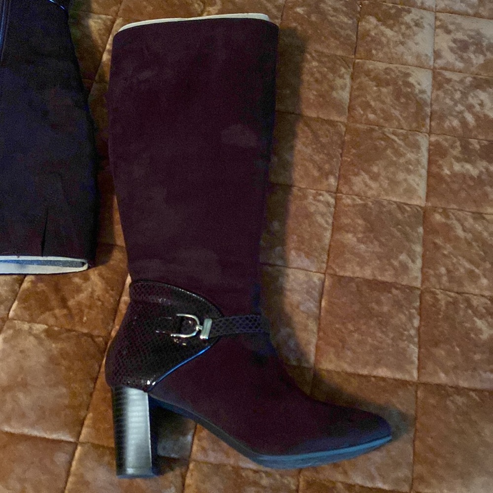 Purchased at Macy’s.No box. Beautiful,chocolate suede. Great condition. Size 6M.